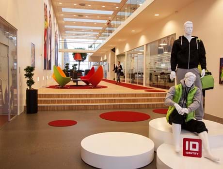 mange røde filttæpper i showroom hos ID identity